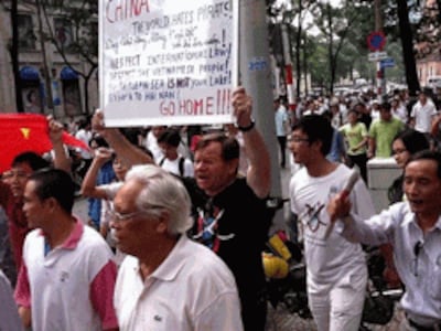 Ông Andre Hồ Cương Quyết giương cao biểu ngữ trong cuộc biểu tình chống Trung Quốc tại Saigon hôm 01/07/2012. Photo courtesy of NXD's blog.