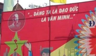 Biểu ngữ to lớn trên đường phố của đảng